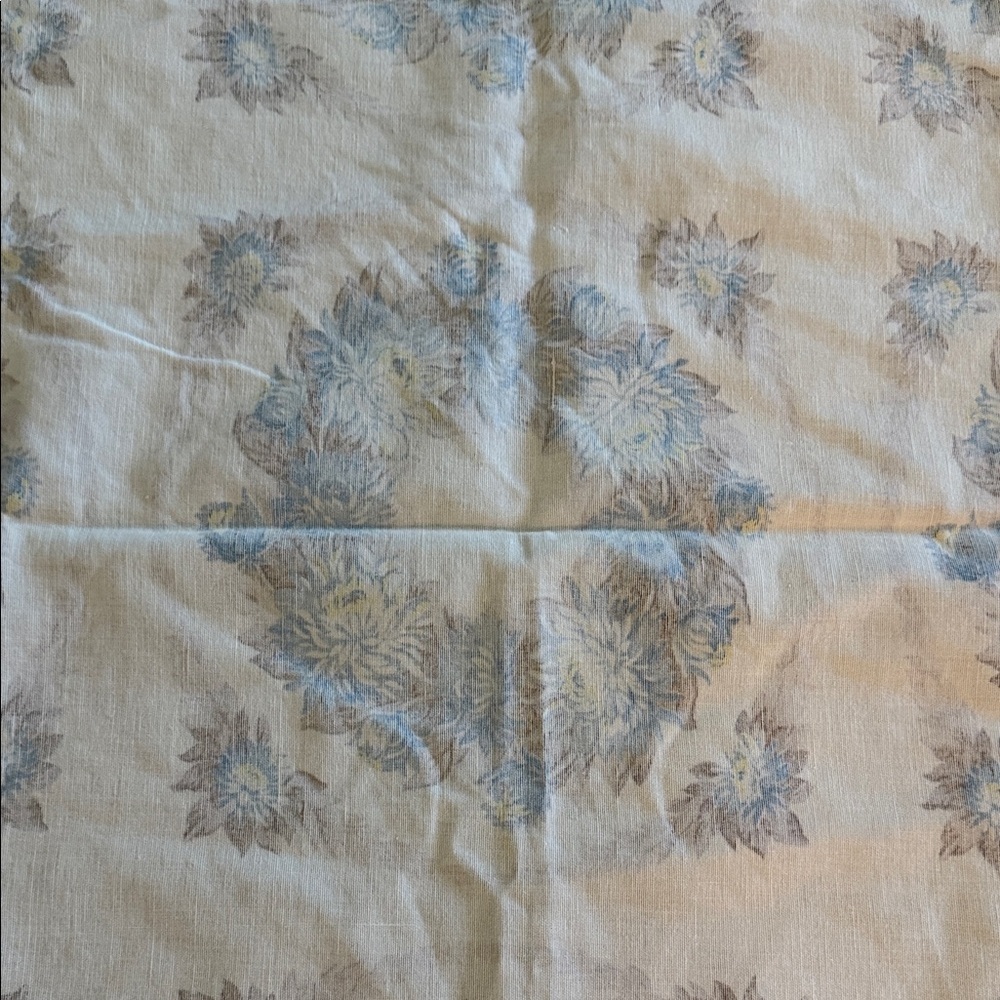 Chic Floral Table Linen in Blue and Cream - Picture 8 of 8